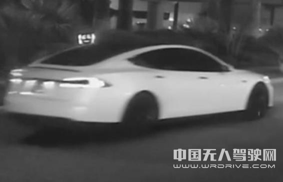 離奇的車禍，特斯拉自動(dòng)駕駛汽車把機(jī)器人“撞死”啦！