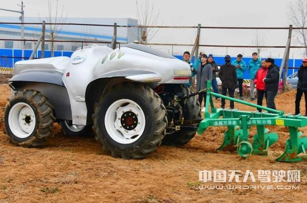 國內首臺純電動無人駕駛拖拉機田間試驗獲得成功