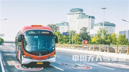  裝有主動安全預(yù)警系統(tǒng)的新能源公交車行駛在北京長安街上