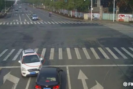 常德一駕駛員下車2分鐘，小車竟一路滑行玩起了“無人駕駛”！