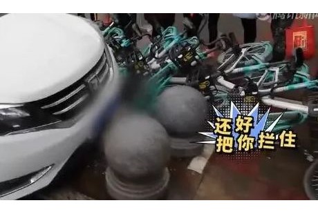 宜賓街頭驚現“無人駕駛汽車”，撞翻了20多輛車！