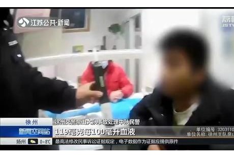 徐州男子醉駕居然睡著了 車輛“無人駕駛”滑行數百米