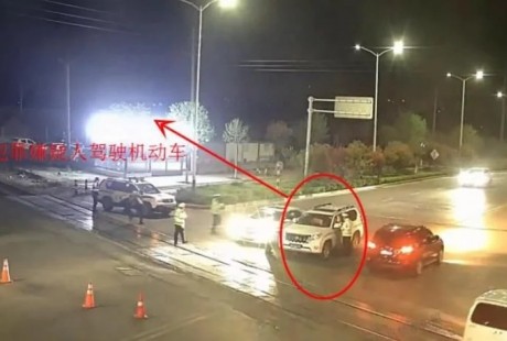 這輛越野車咋無人駕駛？民警上前查看，副駕駛座竟然擠了倆人！