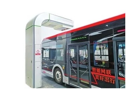 自動(dòng)駕駛公交車在鄭州市鄭東新區(qū)試運(yùn)行，市民可免費(fèi)乘坐體驗(yàn)