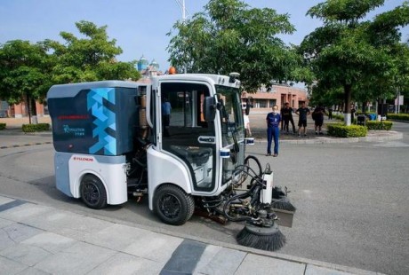 于萬清掃車落地大學園區，可替代5個清掃員工作